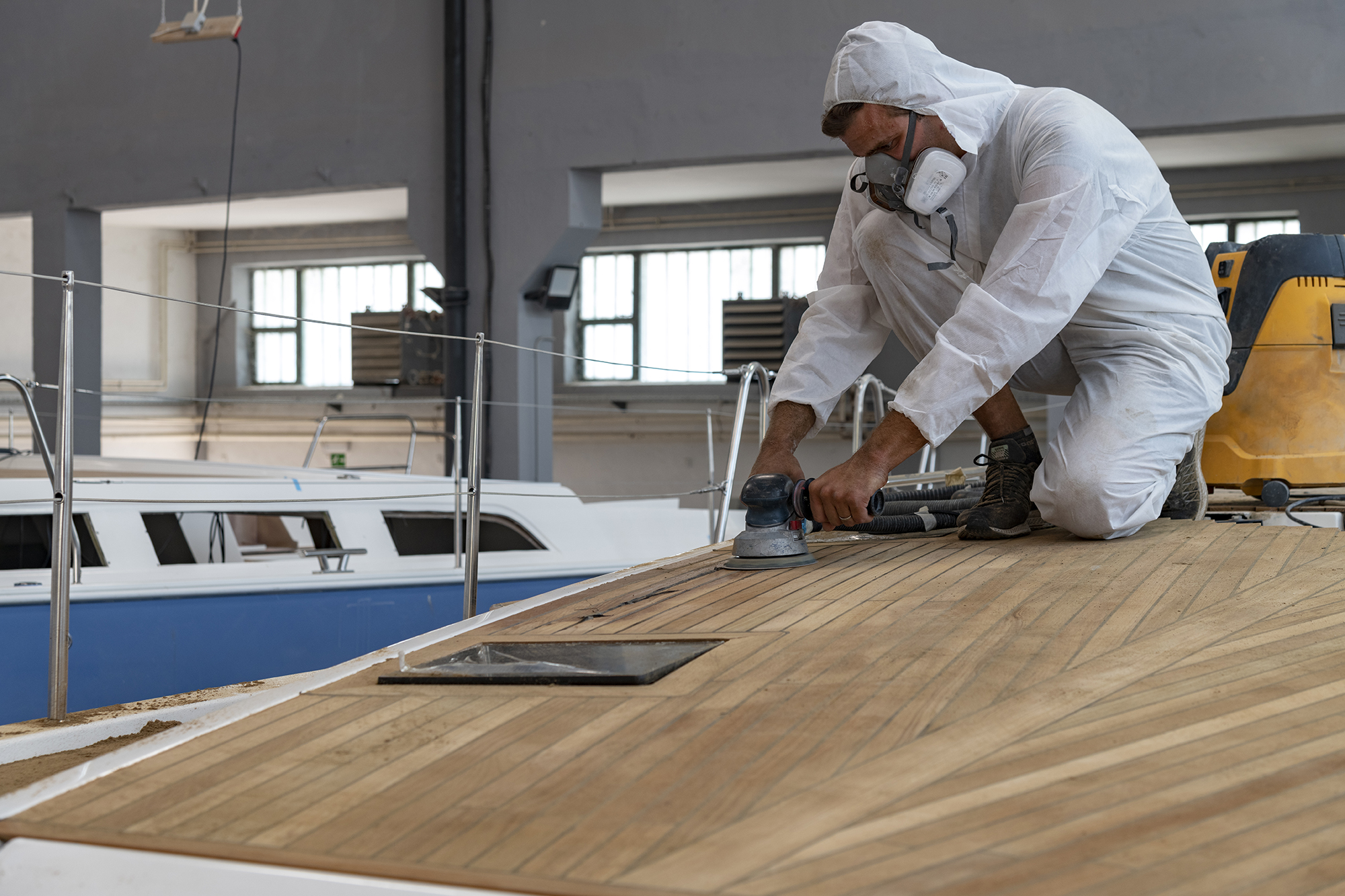 kufner yachts cantiere operaio al lavoro