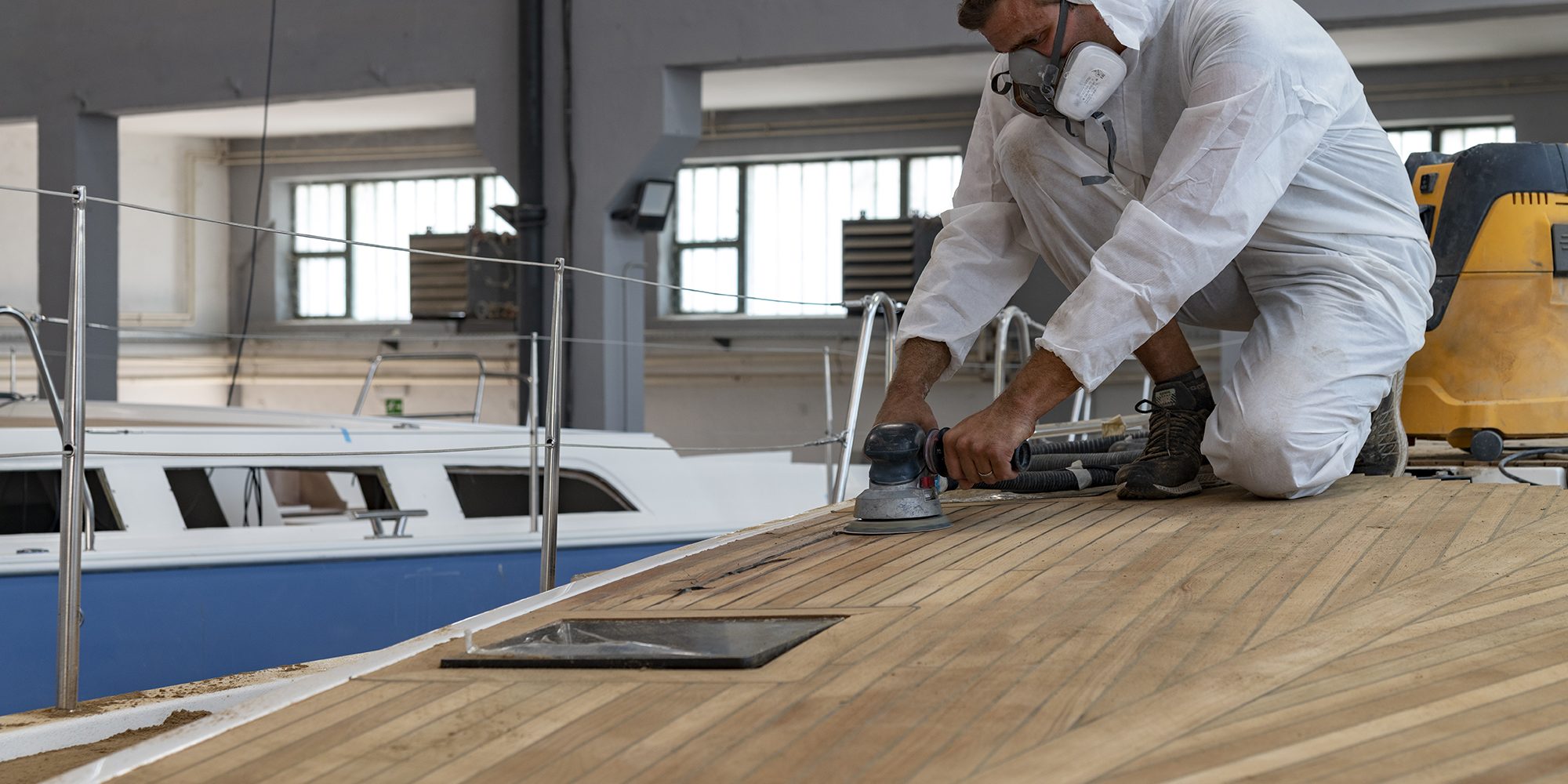 kufner yachts cantiere operaio al lavoro kufner yachts cantiere operaio al lavoro